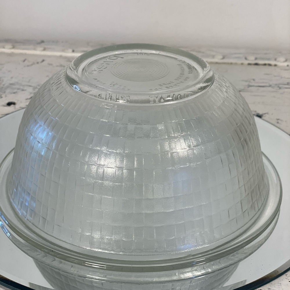 1 Basketweave Pyrex  322 1 Qt Mixing Bowl